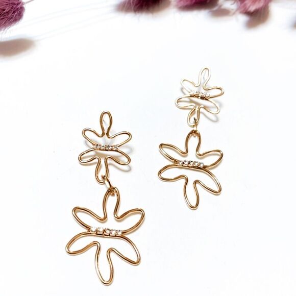 Flower dangle drop earrings in gold #940 - Picture 1 of 7